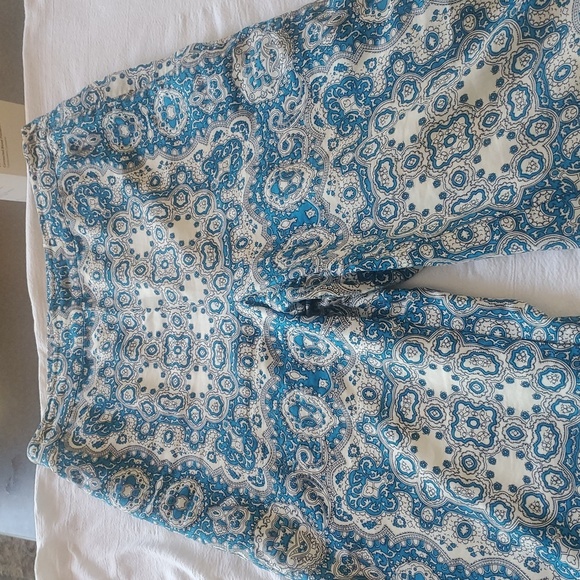 Feather Bone By Anthropologie Blue and White Patterned Lined Wide Leg Sz 6 Pants - Picture 15 of 16